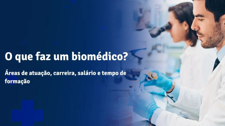 Dois biomédicos trabalham em um laboratório, usando luvas e equipamentos de análise. O texto ao lado destaca as áreas de atuação, carreira, salário e tempo de formação da Biomedicina.