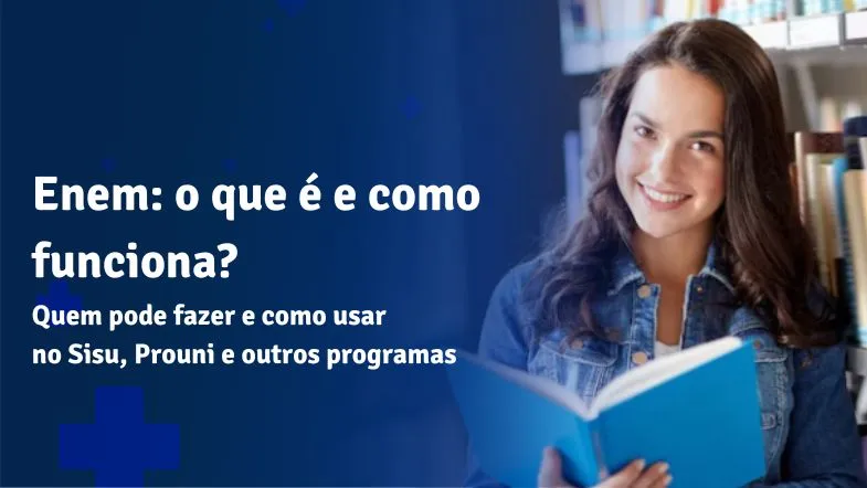 Jovem sorridente segura livro em biblioteca ao lado do texto: “Enem: o que é e como funciona? Quem pode fazer e como usar no Sisu, Prouni e outros programas”.