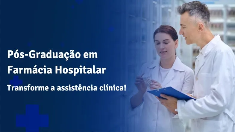 Dois farmacêuticos em ambiente hospitalar analisando medicação e anotando informações em uma prancheta, representando as atividades de profissionais especializados em Farmácia Hospitalar.