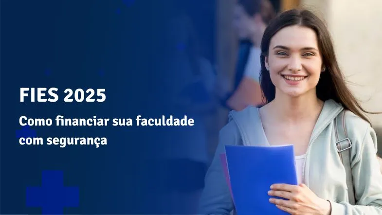 Jovem estudante sorridente segura uma pasta azul em frente à faculdade, representando o acesso ao ensino superior por meio do FIES 2025.