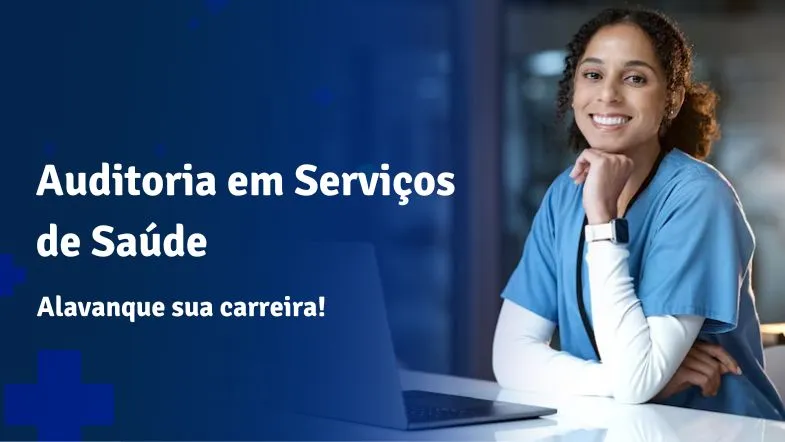 Profissional da saúde sorrindo em frente a um notebook com o texto “Auditoria em Serviços de Saúde – Alavanque sua carreira!” ao lado.
