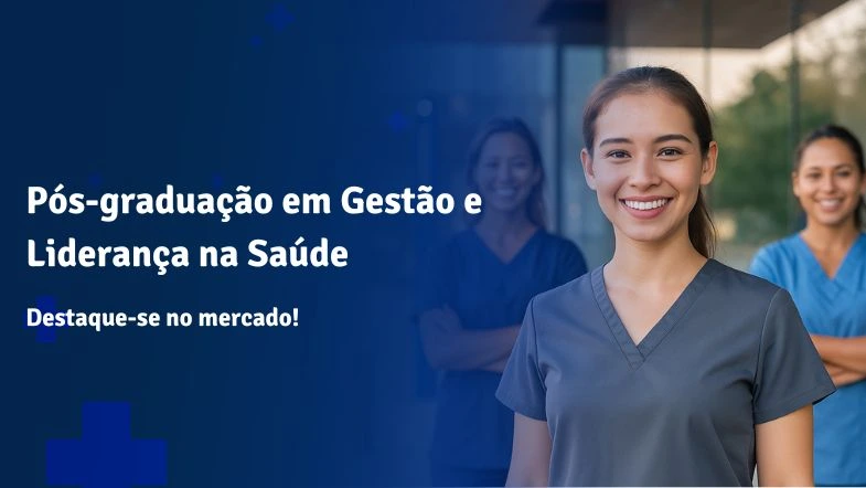 Três profissionais da saúde sorridentes, vestindo uniformes azul-escuros, em frente a uma edificação moderna. Em destaque, uma mulher à frente, simbolizando liderança e confiança. Texto ao lado destaca a pós-graduação em Gestão e Liderança na Saúde, com o chamado ‘Destaque-se no mercado!’.