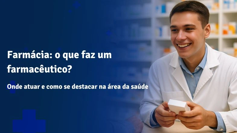 Estudante de Farmácia sorridente em uma farmácia escola, usando jaleco branco e segurando uma caixa de medicamento, ao lado de uma estante com frascos organizados, representando o curso de Farmácia e suas áreas de atuação na saúde.