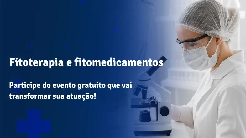 "Imagem promocional de um evento gratuito sobre fitoterapia e fitomedicamentos. À esquerda, em fundo azul, o texto convida o público a participar do evento que promete transformar a atuação farmacêutica. À direita, uma profissional da saúde com jaleco, máscara e touca analisa amostras vegetais ao microscópio em um laboratório clínico.