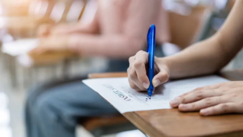 Enem: o que é, como funciona, quem pode fazer e como usar no Sisu, Prouni e outros programas 6 Estudante preenche cartão-resposta de prova com caneta azul durante aplicação do Enem ou vestibular em sala de aula.
