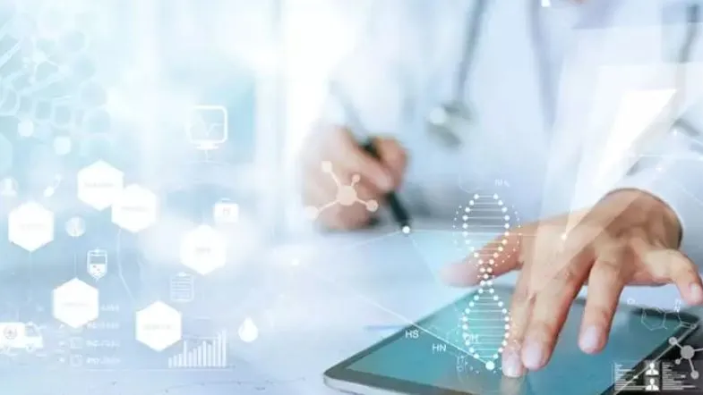 Marketing em saúde é o novo diferencial: o que estudantes precisam saber 6 Tecnologia aplicada à saúde: profissional utilizando tablet com dados digitais, representando inovação e marketing em saúde digital.