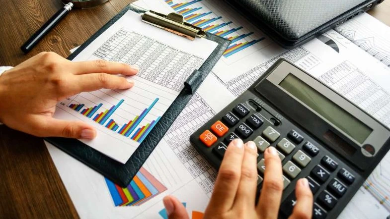 Ciências Contábeis: a profissão que conecta números e propósito 6 Atividades contábeis em destaque: planilhas, gráficos e cálculos revelam o dia a dia analítico de um profissional de Ciências Contábeis.