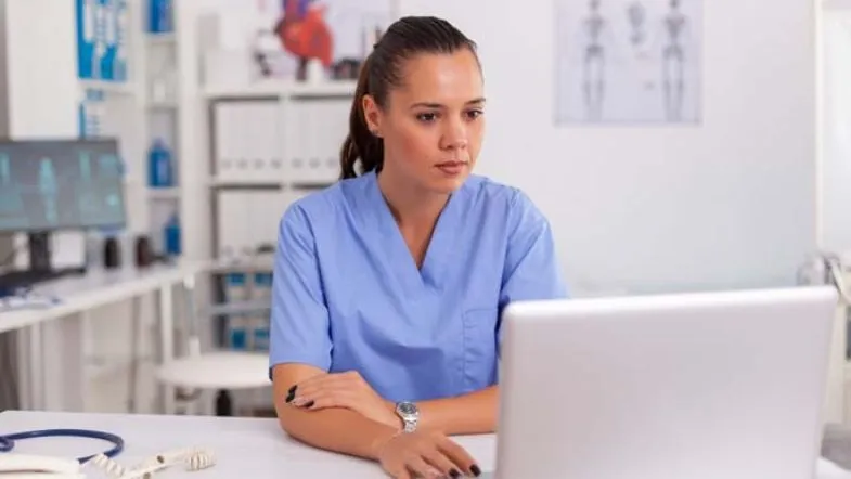 Marketing em saúde é o novo diferencial: o que estudantes precisam saber 7 Estudante de enfermagem estudando online, representando a formação em marketing e gestão em saúde oferecida pela Faculdade ITH.