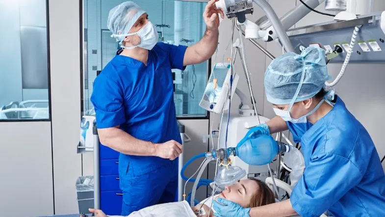 UTI na prática: tudo sobre salário e perfil do enfermeiro intensivista 7 Enfermeiros e médico utilizando equipamentos de suporte avançado à vida durante atendimento de paciente intubada em Unidade de Terapia Intensiva.