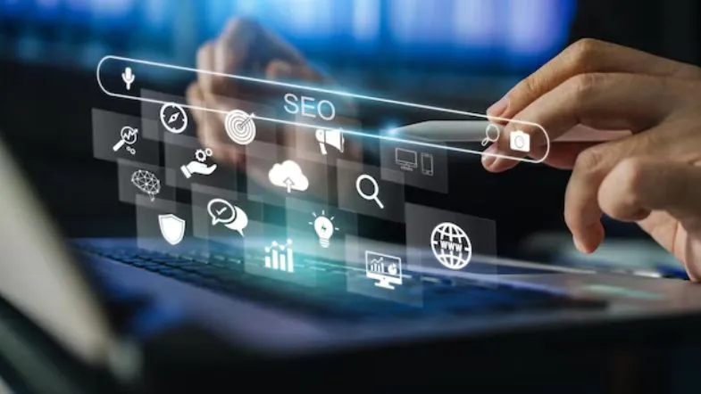 ITH Notícias: os principais destaques do evento “O Novo Jogo do Marketing Digital na Saúde” 7 Pessoa usando notebook com interface holográfica de SEO, simbolizando estratégias digitais, marketing e presença online.