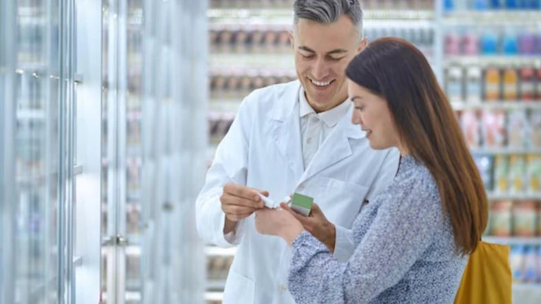 Fitoterapia e Fitomedicamentos: aula magna marca lançamento de Pós em Farmácia Clínica 7 Farmacêutico orienta paciente sobre o uso de medicamentos, reforçando o papel clínico e educativo do profissional.