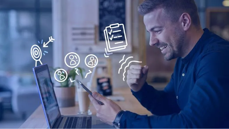 ITH Notícias: os principais destaques do evento “O Novo Jogo do Marketing Digital na Saúde” 8 Profissional comemorando resultado de estratégia digital em marketing, com ícones de metas, público-alvo e checklist ao fundo.
