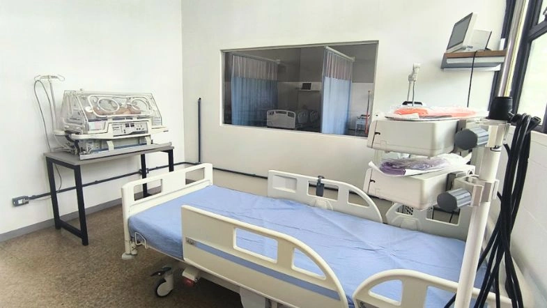 Graduação em Enfermagem: quanto tempo dura, o que se aprende e onde atuar depois de formado? 8 Sala de aula prática da Faculdade ITH equipada com leito hospitalar, berço aquecido neonatal e materiais de simulação realística, ideal para treinamentos em enfermagem e saúde. O ambiente simula um quarto de internação, promovendo experiências imersivas e seguras para os estudantes.