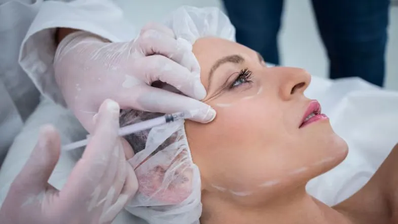 Estética avançada pode aplicar Botox? Saiba quem está autorizado no Brasil 9 Profissional da saúde aplicando Botox na região das pálpebras de uma paciente, ilustrando procedimento estético avançado com toxina botulínica.