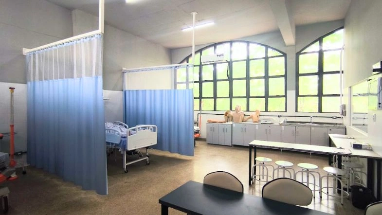 Graduação em Enfermagem: quanto tempo dura, o que se aprende e onde atuar depois de formado? 9 Laboratório de simulação da Faculdade ITH, equipado com leitos hospitalares, cortinas divisórias, manequins anatômicos e bancadas de apoio.