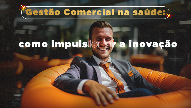 Homem sorridente em traje formal sentado em poltrona laranja, com o título “Gestão Comercial na saúde: como impulsionar a inovação” ao fundo.