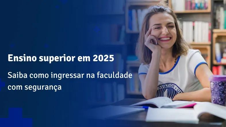 Estudante sorridente com livro aberto em ambiente de biblioteca, representando motivação para ingressar no ensino superior em 2025.