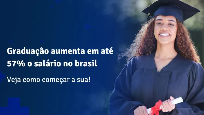 Mulher formada com beca e capelo sorrindo com diploma nas mãos, simbolizando conquista profissional após graduação.