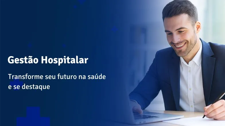 Profissional de gestão hospitalar sorridente trabalhando no notebook, representando o uso de tecnologia e planejamento estratégico na área da saúde.
