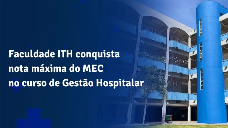 Fachada da nova sede da Faculdade ITH com faixa informativa destacando a conquista da nota máxima do MEC no curso de Gestão Hospitalar.