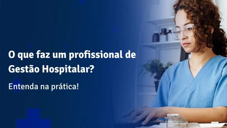 Mulher jovem com jaleco azul digitando no notebook, sentada em uma mesa de escritório, representando um profissional de gestão hospitalar em atividade administrativa.