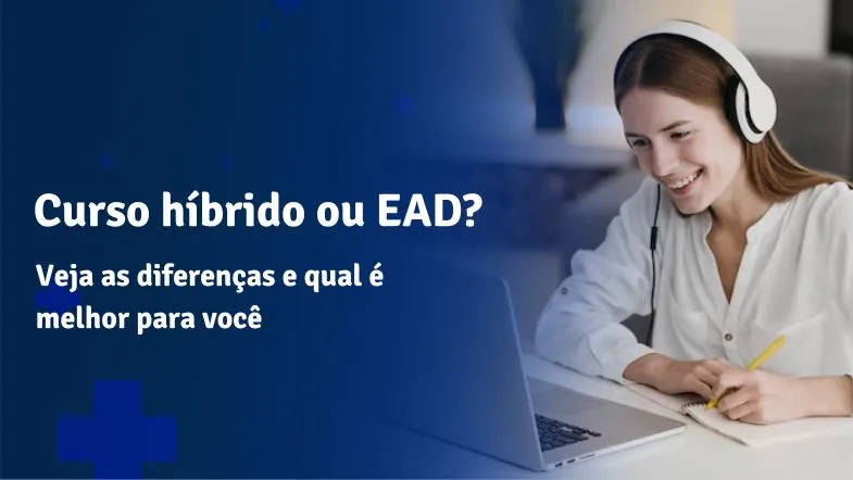 Aluna participa de aula online com fones de ouvido e anotações, representando a flexibilidade e autonomia do curso híbrido.