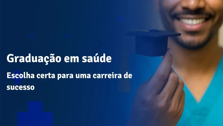 Pessoa com uniforme da saúde segurando um pequeno chapéu de formatura com sorriso no rosto, simbolizando conquista na graduação em saúde.