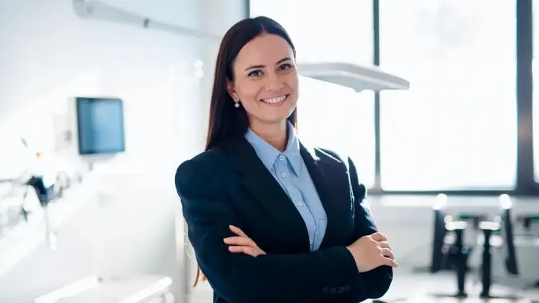 Gestão Hospitalar: transforme seu futuro na saúde e se destaque 6 Mulher com postura confiante em ambiente hospitalar, simbolizando liderança e protagonismo feminino na gestão hospitalar.