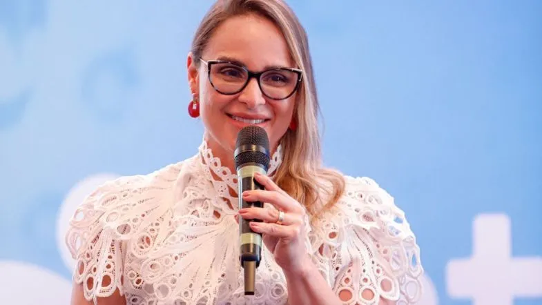 Faculdade ITH conquista nota máxima do MEC no curso de Gestão Hospitalar 6 Ana Claudia Camargo, CEO da Faculdade ITH, durante discurso sobre o reconhecimento do MEC e a excelência acadêmica da instituição.