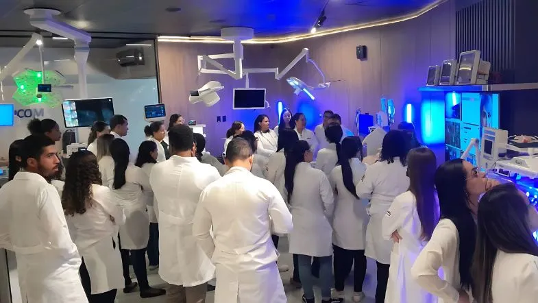 Urgência e Emergência na prática: alunos da pós ITH vivem imersão no centro Hospcom 6 Turma da pós em Urgência e Emergência da Faculdade ITH reunida em ambiente de simulação realista no Hospcom, com leitos e equipamentos hospitalares.