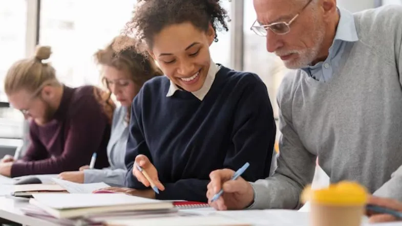 Ensino superior em 2025: saiba como ingressar na faculdade com segurança 7 Estudantes de diferentes faixas etárias interagem em ambiente acadêmico, mostrando diversidade no acesso ao ensino superior.