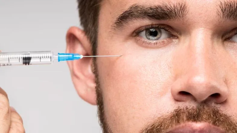 Aplicação de estética injetável em paciente masculino para rejuvenescimento facial.