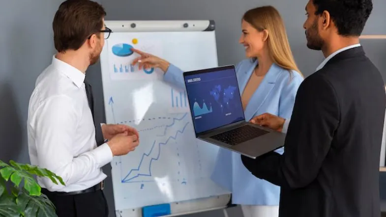 Gestão Comercial: transforme sua carreira e amplie sua visão de mercado 7 Equipe de gestão comercial em análise de indicadores de desempenho e estratégias de mercado.
