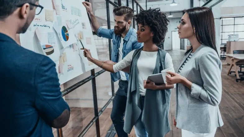 Profissionais analisando dados e estratégias de alta performance em reunião de planejamento colaborativo.