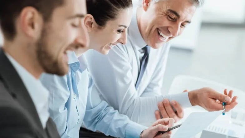 Gestão Hospitalar: transforme seu futuro na saúde e se destaque 8 Profissionais interagindo com entusiasmo, representando clima organizacional positivo e trabalho em equipe.