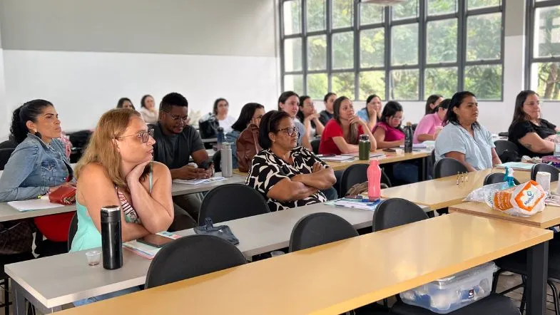 Faculdade ITH conquista nota máxima do MEC no curso de Gestão Hospitalar 9 Alunos da graduação assistem atentamente a uma aula presencial em sala equipada e iluminada por janelas amplas.