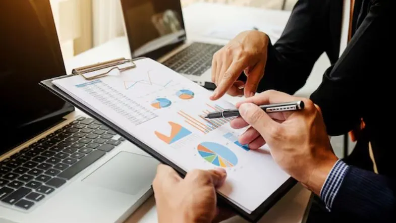Gestão Comercial: transforme sua carreira e amplie sua visão de mercado 8 Profissionais avaliam relatórios de performance comercial com base em dados e métricas de vendas.