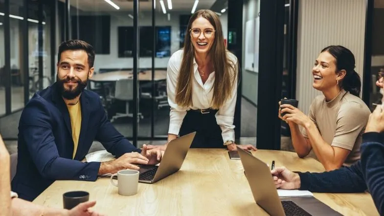 Liderança feminina conduzindo equipe com foco em resultados e alta performance organizacional.