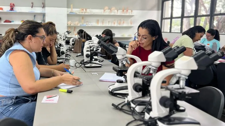 Faculdade ITH conquista nota máxima do MEC no curso de Gestão Hospitalar 8 Alunas realizam atividades práticas em laboratório de microscopia, destacando a infraestrutura moderna e o ensino aplicado.
