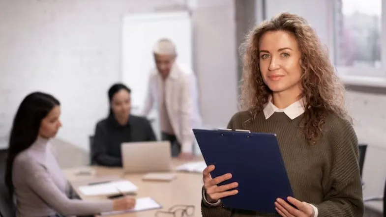 Gestão Comercial: transforme sua carreira e amplie sua visão de mercado 9 Gestora comercial participa de reunião de equipe e apresenta dados de planejamento estratégico.