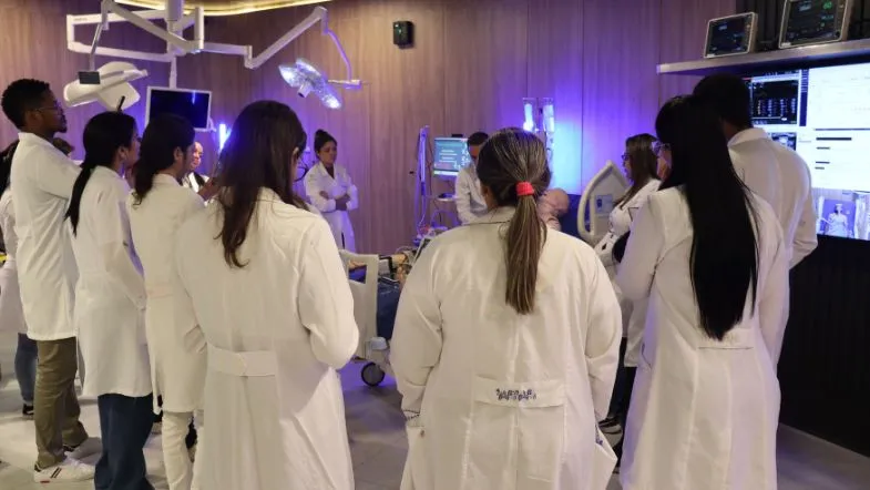 Urgência e Emergência na prática: alunos da pós ITH vivem imersão no centro Hospcom 9 Alunos da pós em UTI e Urgência da Faculdade ITH assistem a simulação prática em ambiente clínico moderno no centro de treinamento Hospcom.