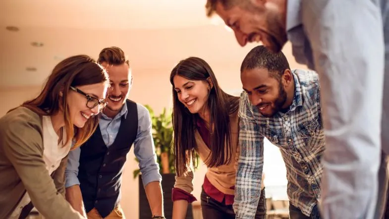Equipe engajada celebrando conquistas em ambiente de alta performance e colaboração estratégica.