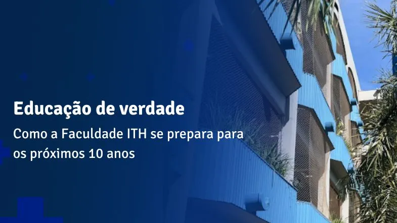 Fachada moderna da Faculdade ITH, destacando a estrutura azul e branca do prédio e a presença de áreas verdes ao redor.