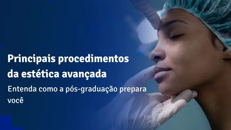 Profissional de estética avançada realizando avaliação facial em paciente, representando os principais procedimentos ensinados na pós-graduação.