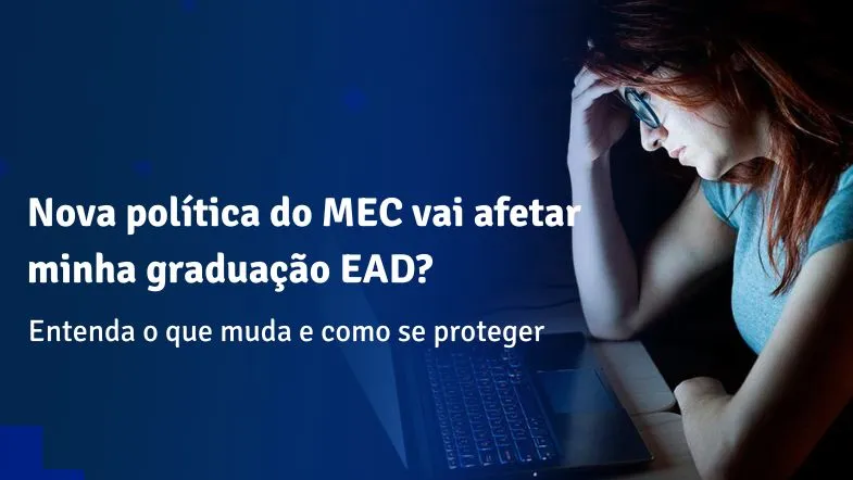 Estudante preocupada olhando para a tela do notebook em ambiente escuro, simbolizando dúvidas sobre o futuro da graduação EAD.