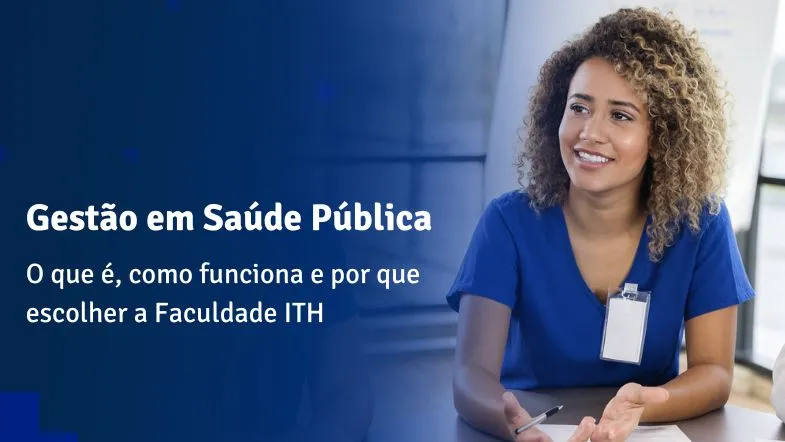 Estudante de Gestão em saúde pública sorridente em ambiente acadêmico, usando uniforme azul e crachá.