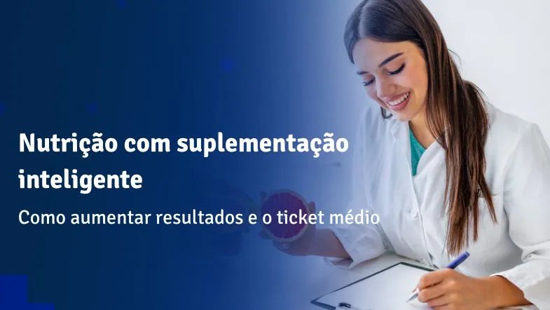 Nutricionista sorridente com jaleco branco anota orientações de suplementação durante consulta individual.