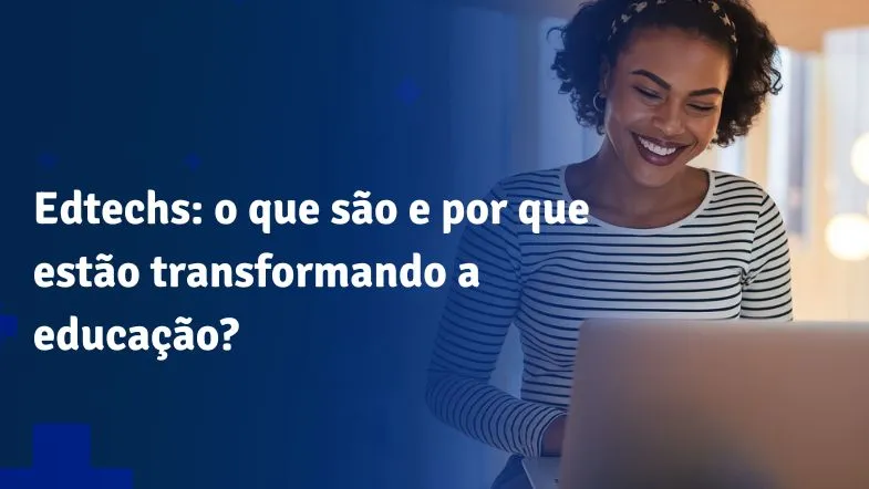 Mulher sorridente usando laptop com fundo moderno e texto: “Edtechs: o que são e por que estão transformando a educação?”