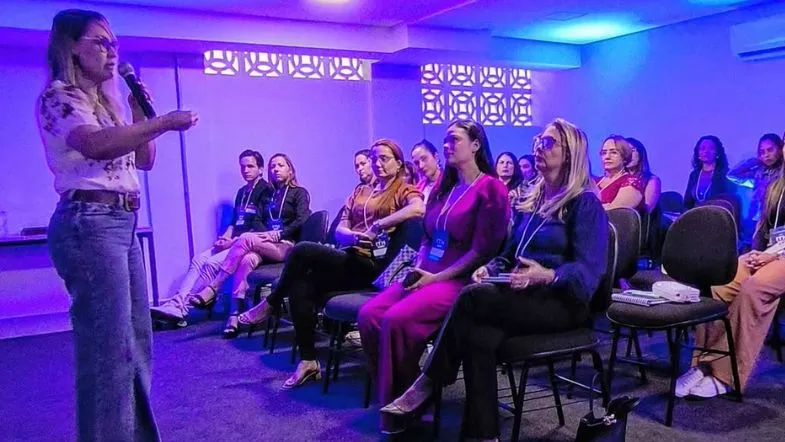ITH 10 anos: da inovação à liderança no ensino superior brasileiro 6 CEO da Faculdade ITH em ambiente iluminado com luz azul e clima de concentração.