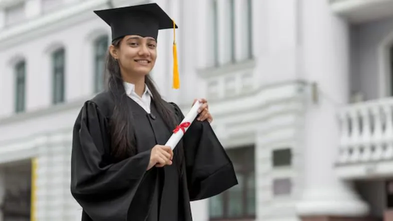 Histórias reais de transformação: como a Faculdade ITH mudou vidas e carreiras 6 Estudante sorridente com diploma na mão após concluir a graduação na Faculdade ITH, simbolizando sucesso e novas oportunidades profissionais.